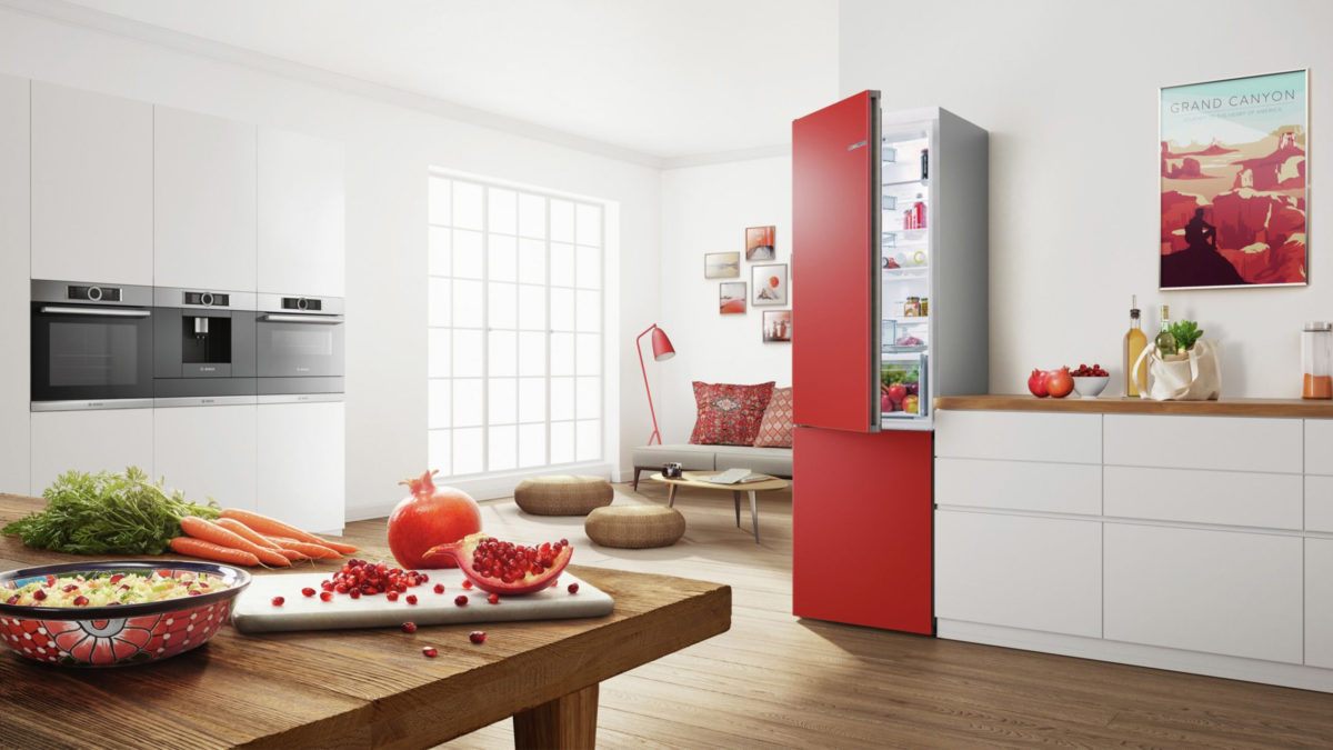 bosch variostyle kühlschrank in kirschrot in einer küche mit roten accessoires