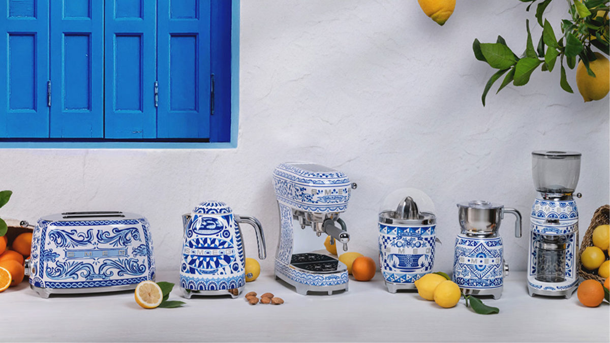 smeg blue mediterraneo küchenhelfer in blau weiß mediterran stil von dolce & gabbana