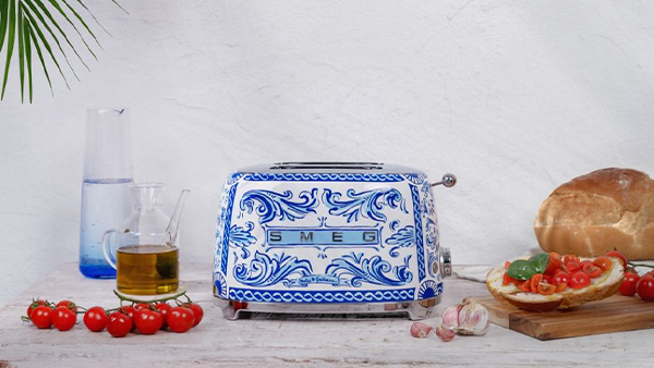 smeg blue mediterraneo toaster von dolce & gabbana in blau weiß
