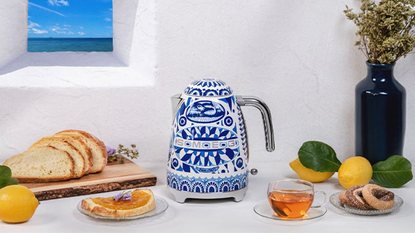 smeg blue mediterraneo wasserkocher von dolce & gabbana in blau weiß