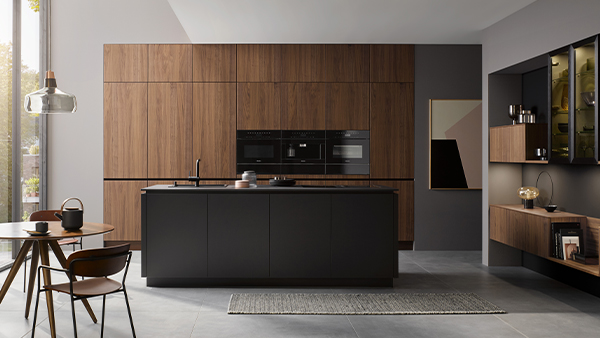 nussbaumküche von häcker mit schwarzer kochinsel