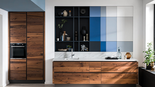 häcker nussbaumküche mit blau akzenten