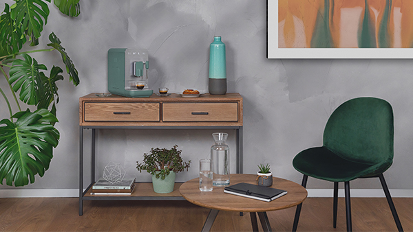 smeg kaffeemaschine in grün auf einem holzsideboard