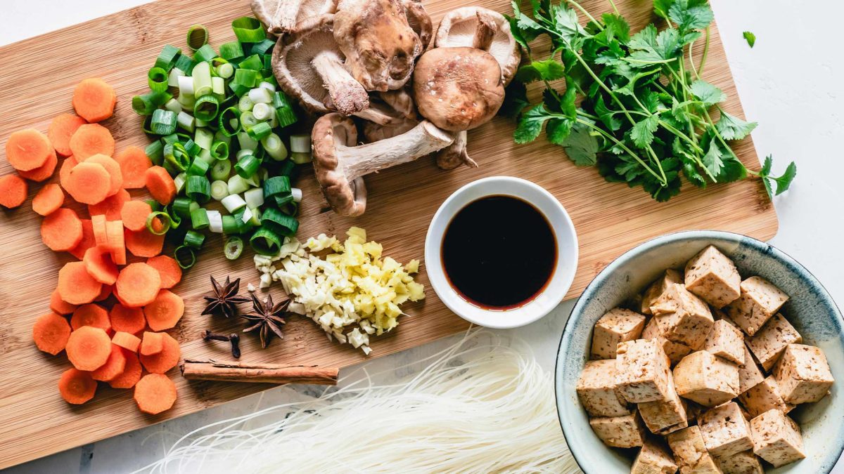 verschiedene lebensmittel auf einem holz schneidbrett für meal prep