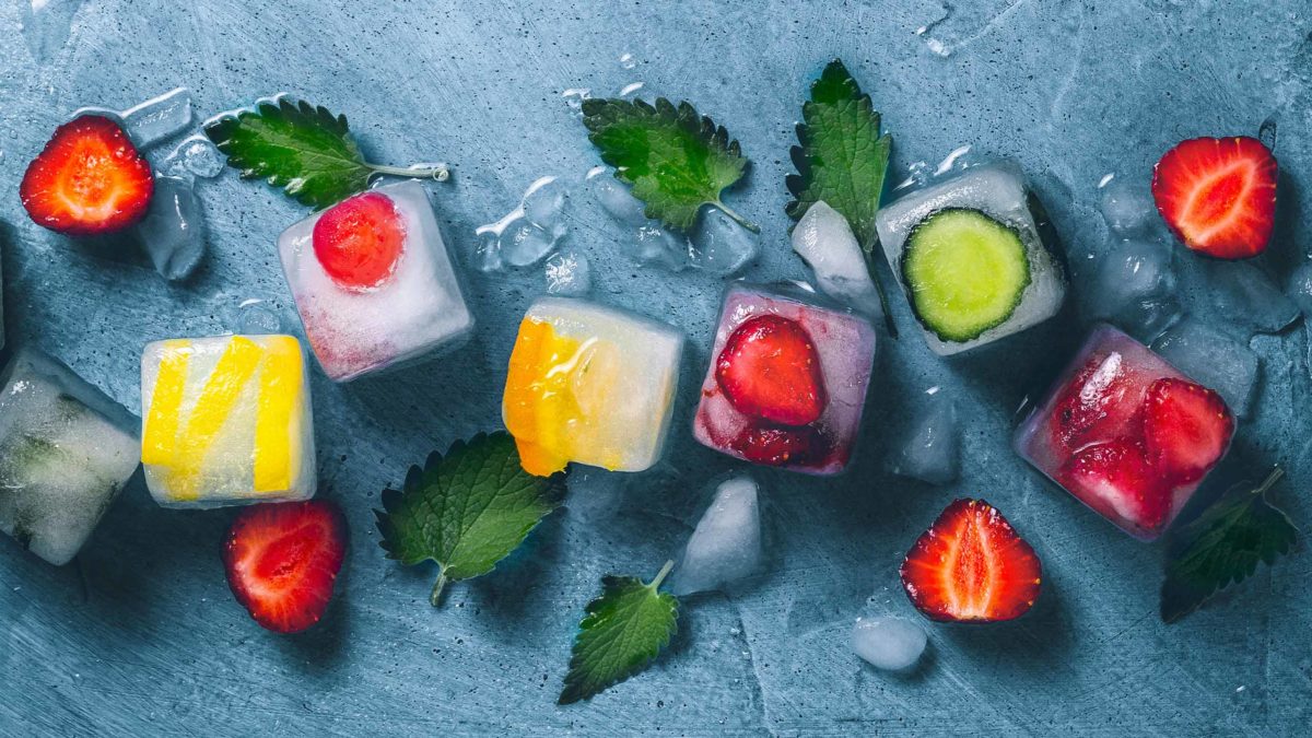eiswürfel mit früchten und kräutern