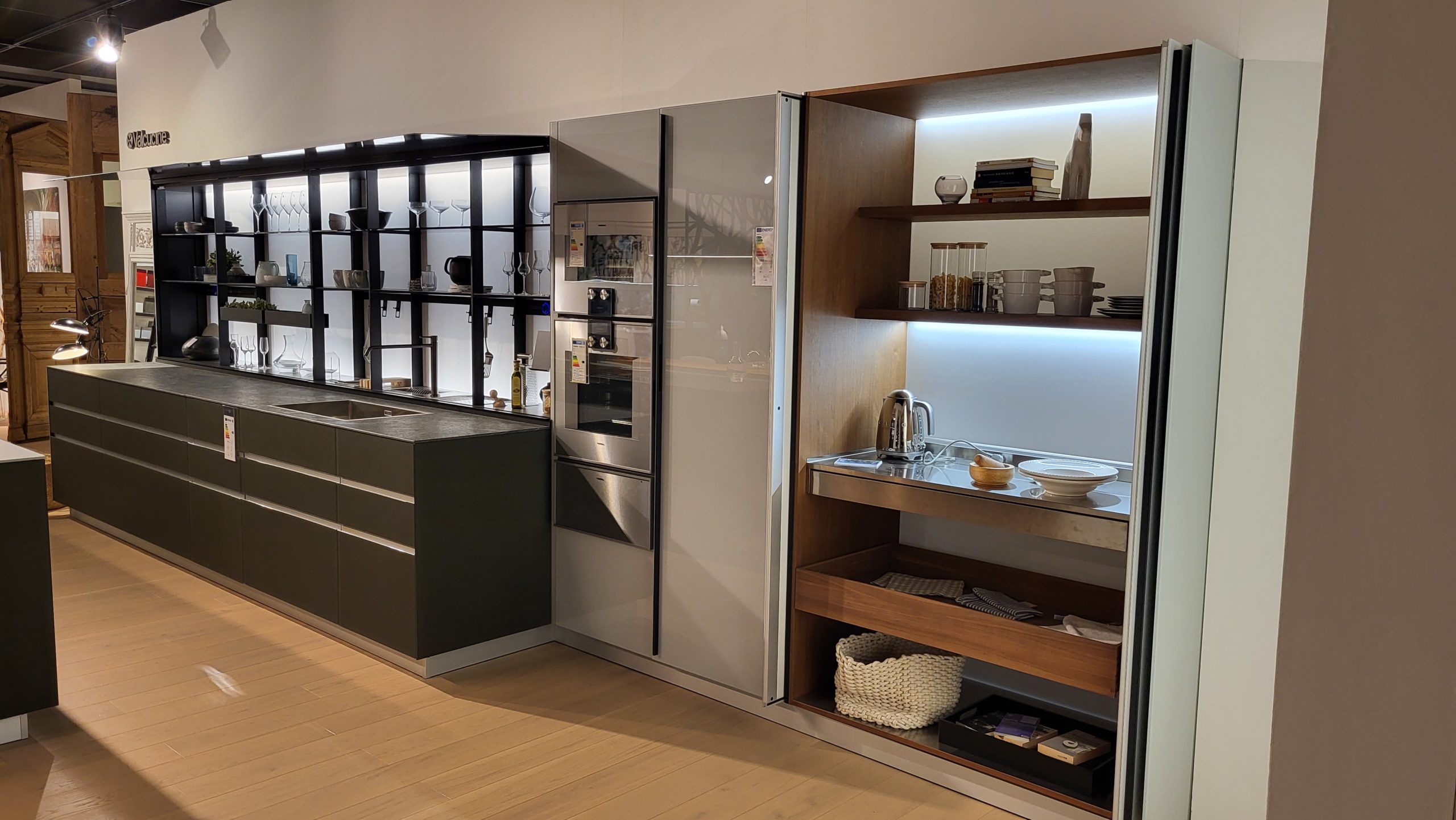 Valcucine Logica Sistema – Modulare Inselküche Graphit – Taupe/Graubraun matt mit Holz natur