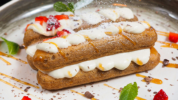 eclairs kunstvoll angerichtet auf einem teller