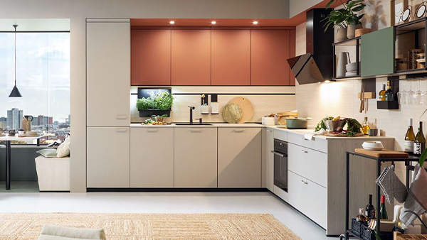 Schüller Küche in L-Form in Beige und Orange