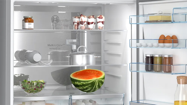 bosch serie 8 kühlschrank mit multiairflow gefüllt mit lebensmitteln