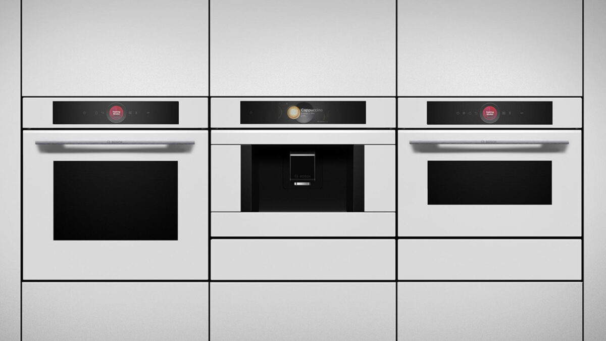 drei bosch serie 8 geräte in weiß in einer weißen küchenfront nebeneinander