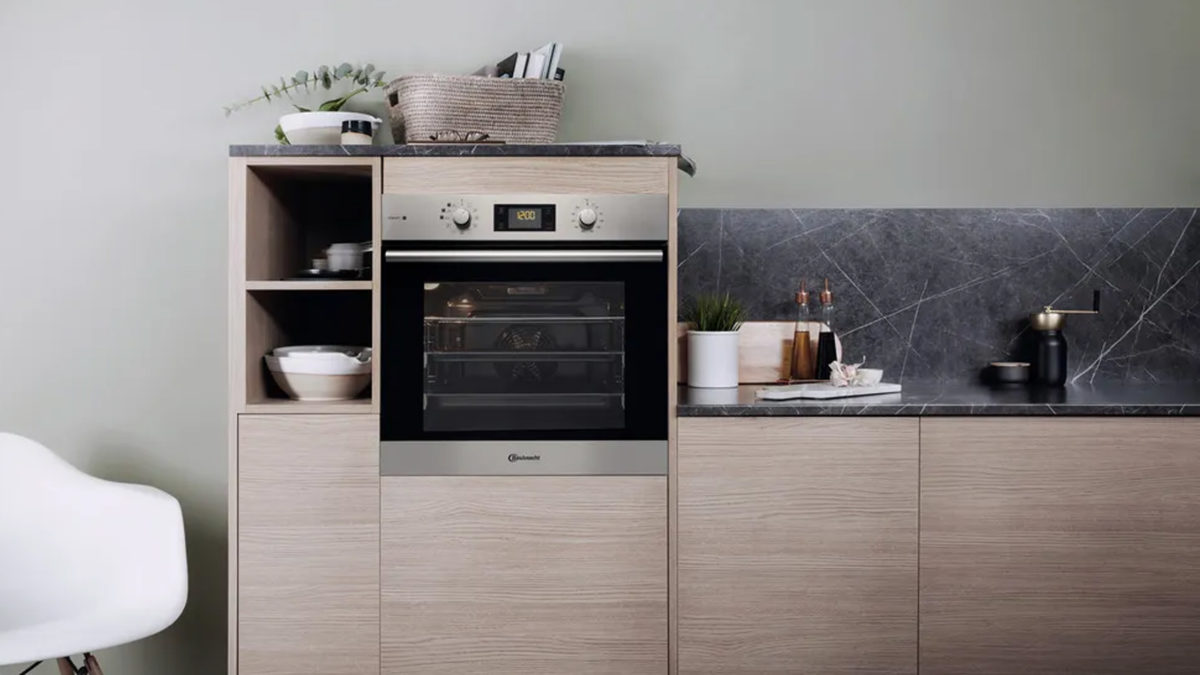 Bauknecht Gentle Steam Backofen in einem Küchenhochschrank