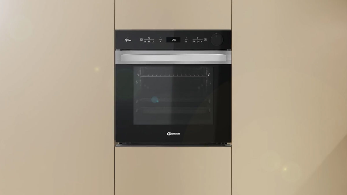 Bauknecht Soft Steam Backofen in einer beigefarbenen Front