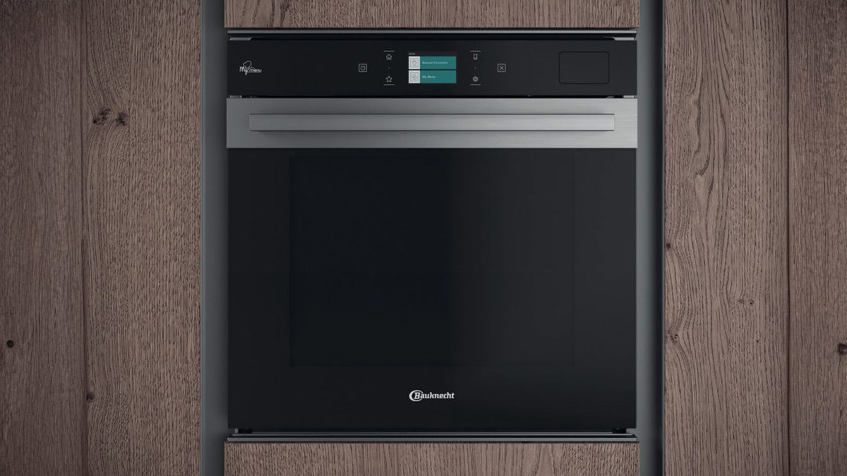 Bauknecht Total Steam Backofen in einer dunklen Holzfront