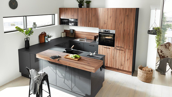 interliving u-form küche mit holzdetails und tresen