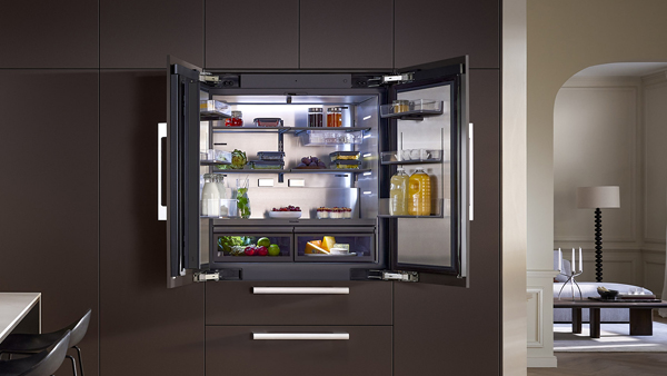 gefüllter miele mastercool kühlschrank mit geöffneten türen