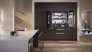 gefüllter miele mastercool kühlschrank mit geöffneten türen