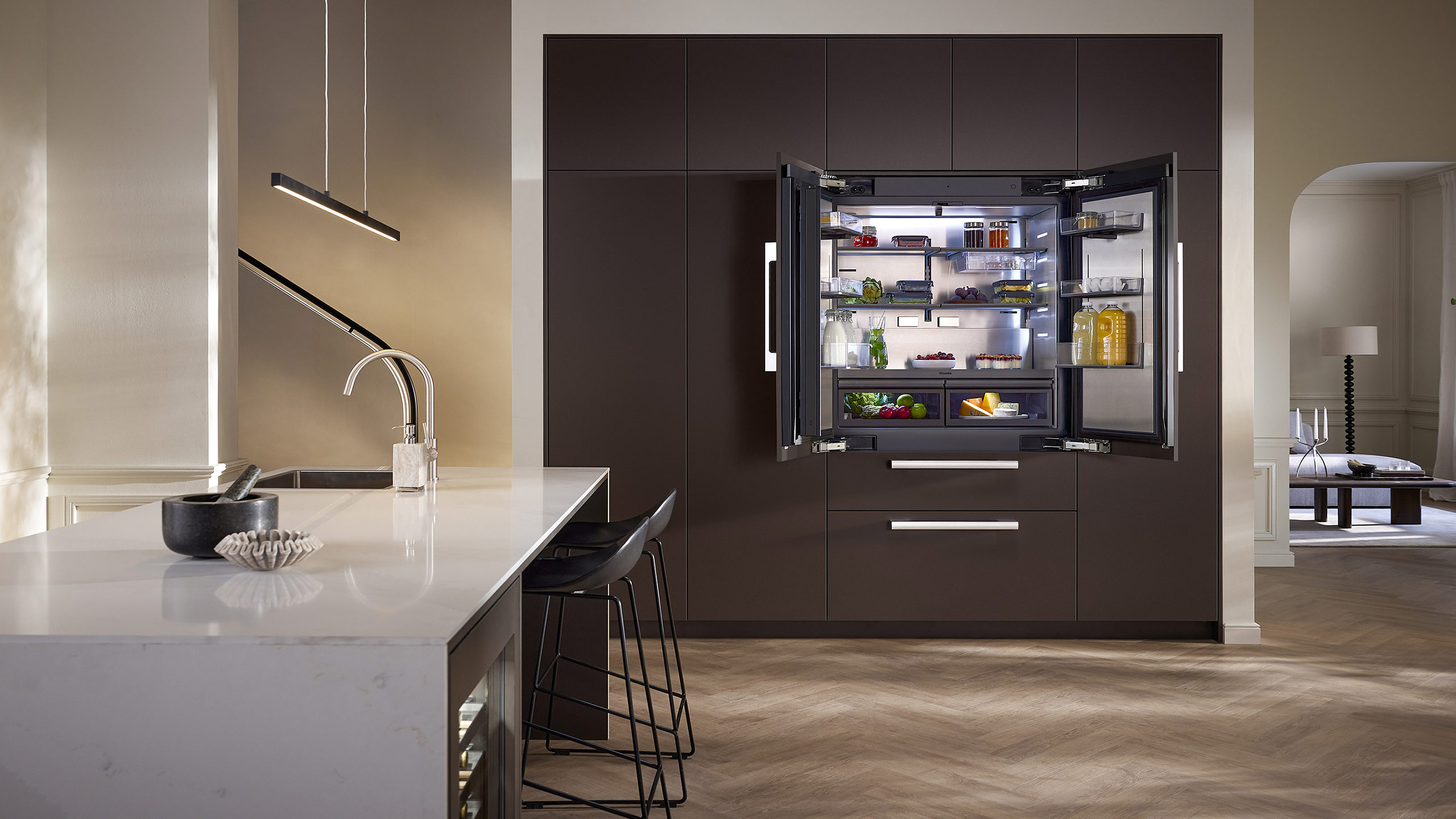 gefüllter miele mastercool kühlschrank mit geöffneten türen