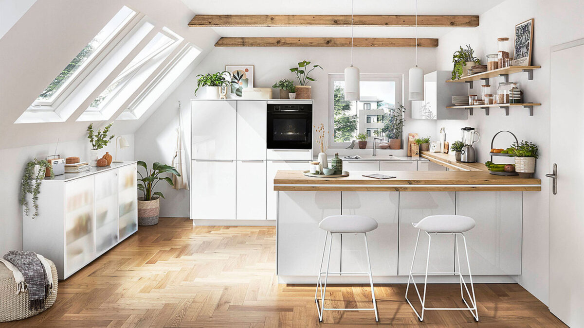 weiße nobilia küche mit dachschräge