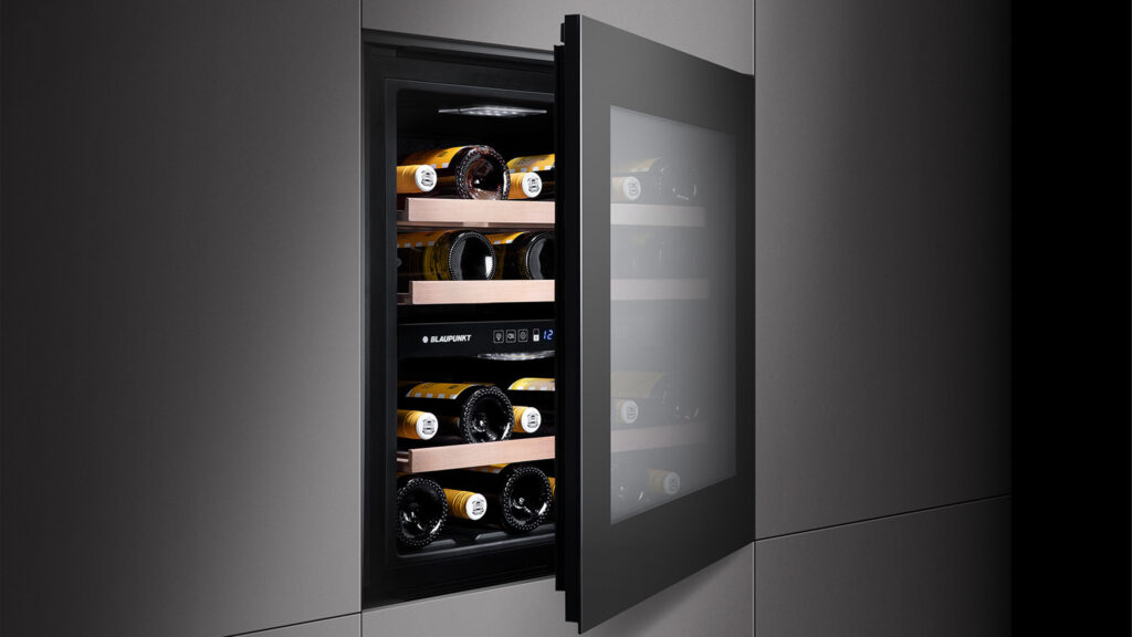 blaupunkt weinkühlschrank gefüllt mit weinflaschen
