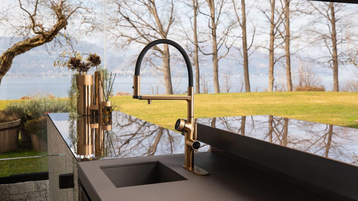 gessi vita armatur in einer modernen küche mit aussicht