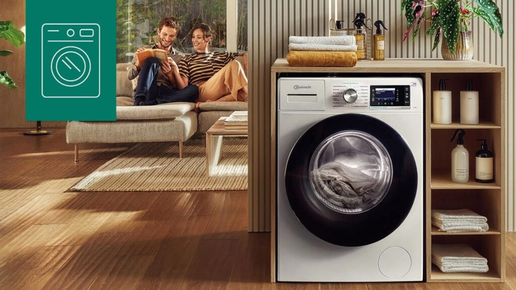 mann und frau sitzen auf einem sofa im hintergrund einer bauknecht waschmaschine