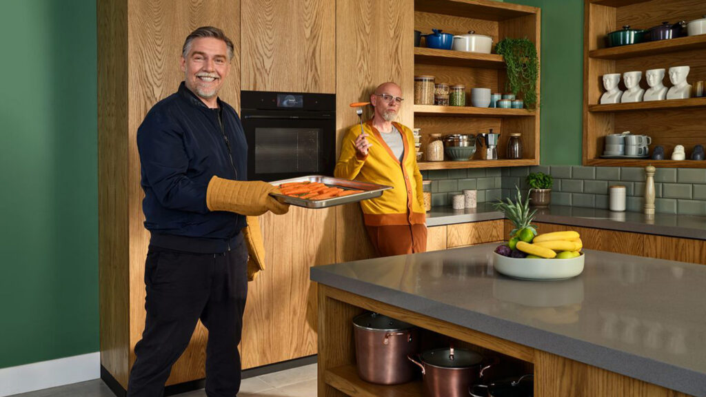 zwei fanta vier männer mit möhren auf einem blech vor dem bosch backofen aus der serie 8