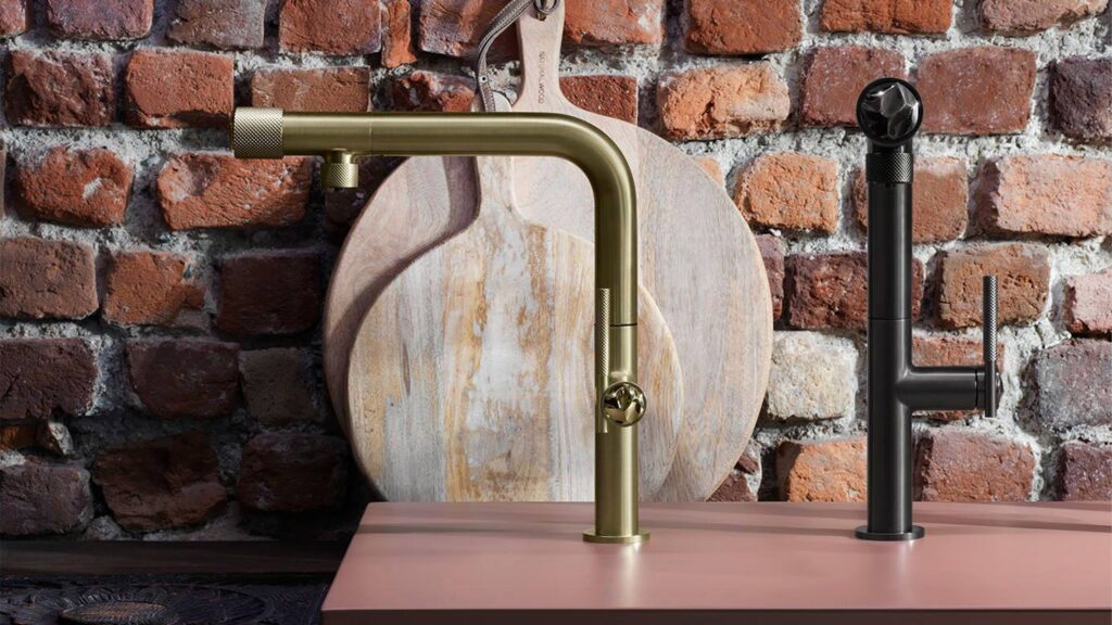 zwei gessi armaturen in schwarz und gold