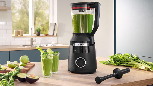 bosch vitapower mixer aus der serie 8 neben grünem gemüse smoothie