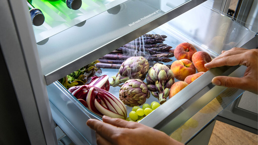 liebherr biofresh schublade mit frischem obst und gemüse gefüllt