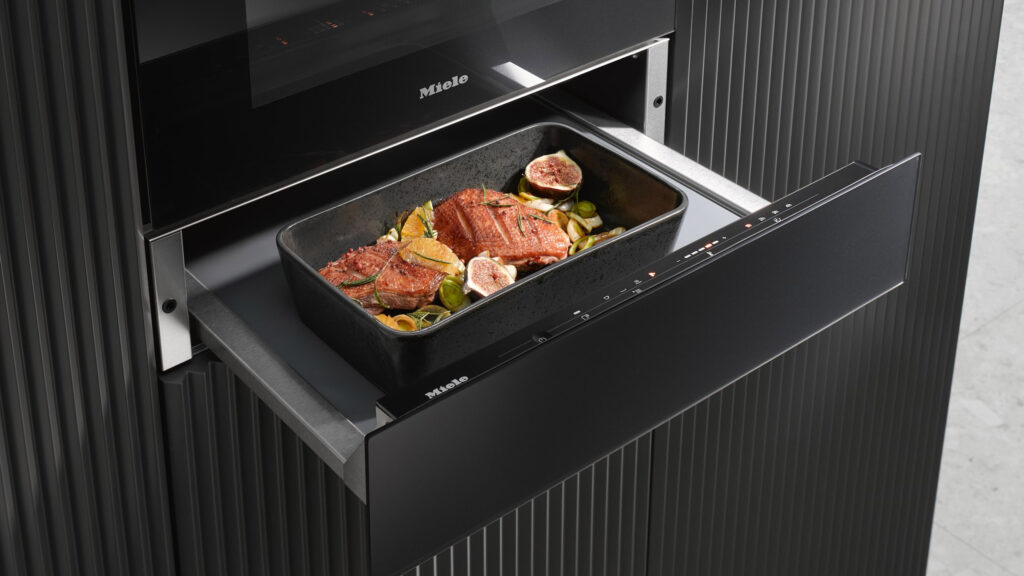 miele bräter mit fleisch und gemüse in einer miele wärmeschublade