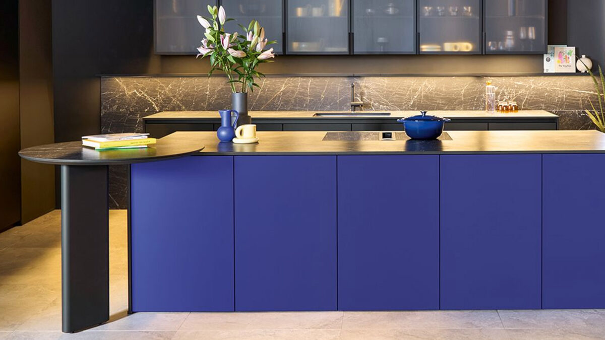 blaue next125 küche mit ansatztresen