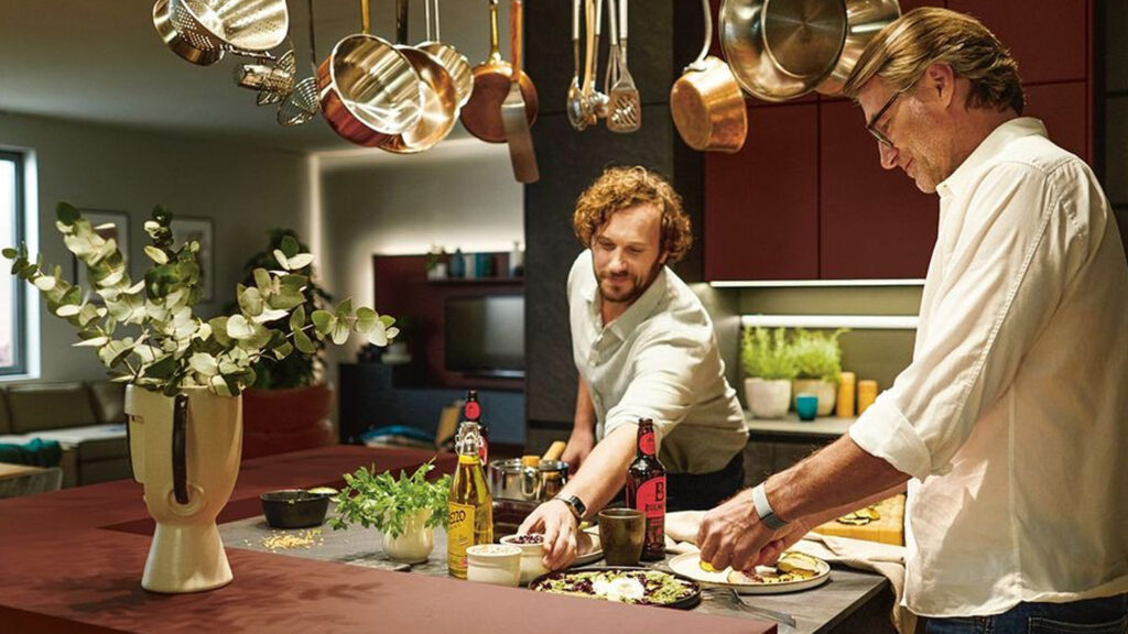 zwei männer beim kochen in der schüller elba küche