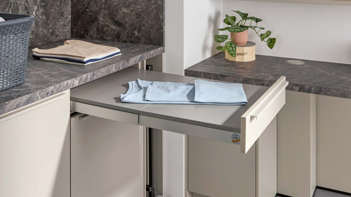 ausziehbare schublade zum wäsche falten im schüller hauswirtschaftsraum