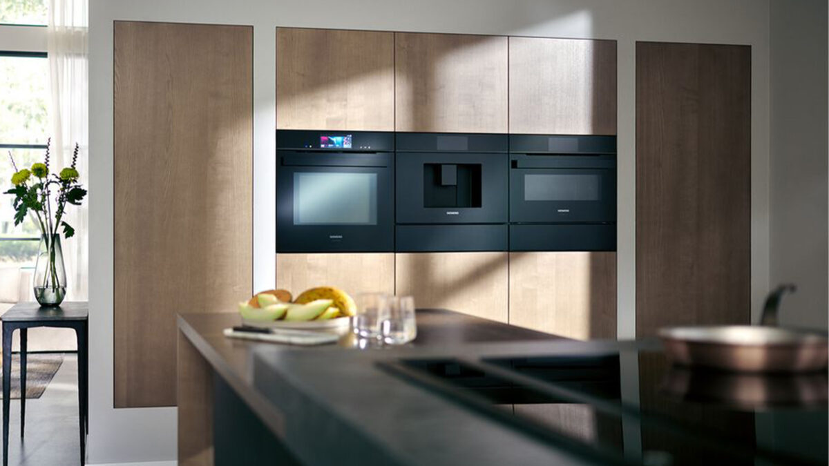 drei siemens backofen geräte in einer modernen grifflosen küche
