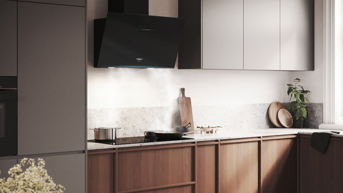 schwarze siemens wanddunstabzugshaube über einem kochfeld