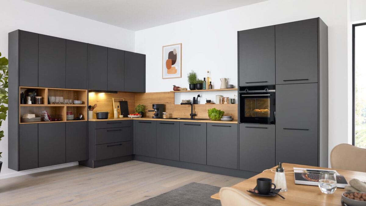 Moderne Interliving Familienküche Serie 3070 in Graphit Softmatt mit Eiche Ventura Nachbildung bei Küchen Staude Hannover