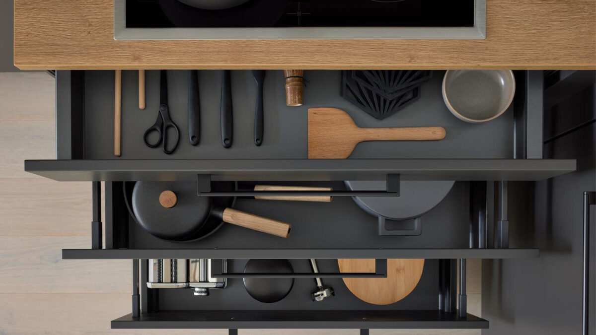 Praktische Schubladenorganisation mit Einsätzen in der Interliving Küche 3070 bei Küchen Staude Hannover