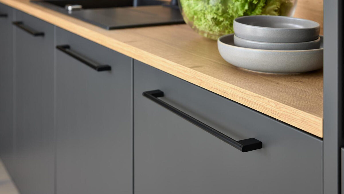 Detailaufnahme der grifflosen Front und Griffleiste in Graphit Softmatt – Interliving Küche 3070 bei Küchen Staude Hannover