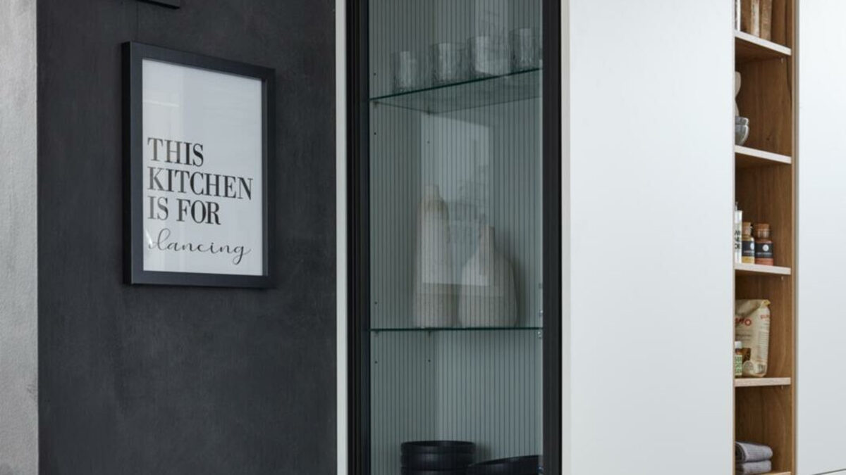 Exklusiver Seitenschrank mit Glastür in der Interliving Küche Serie 3084 bei Küchen Staude Hannover