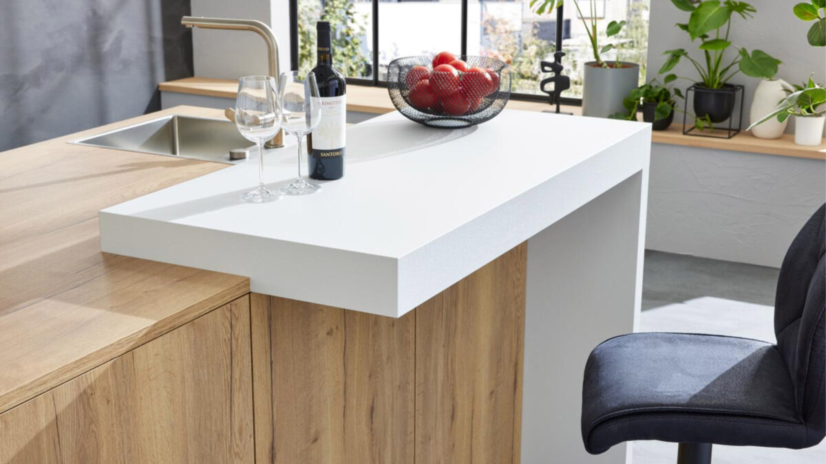 Kochinsel mit integrierter Aufsatztheke in der Interliving Küche 3084 bei Küchen Staude Hannover