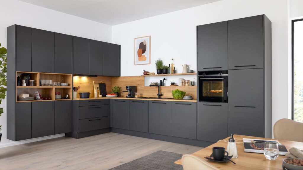 Moderne Interliving Küche in Schwarz mit Holzarbeitsplatte und offenen Regalfächern bei Küchen Staude Hannover