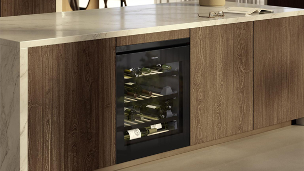 weinflaschen im miele kwtus 7000 weinkühlschrank
