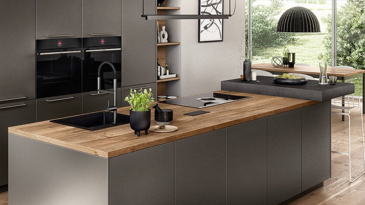 schwarze küche mit nobilia arbeitsplatte in holzoptik