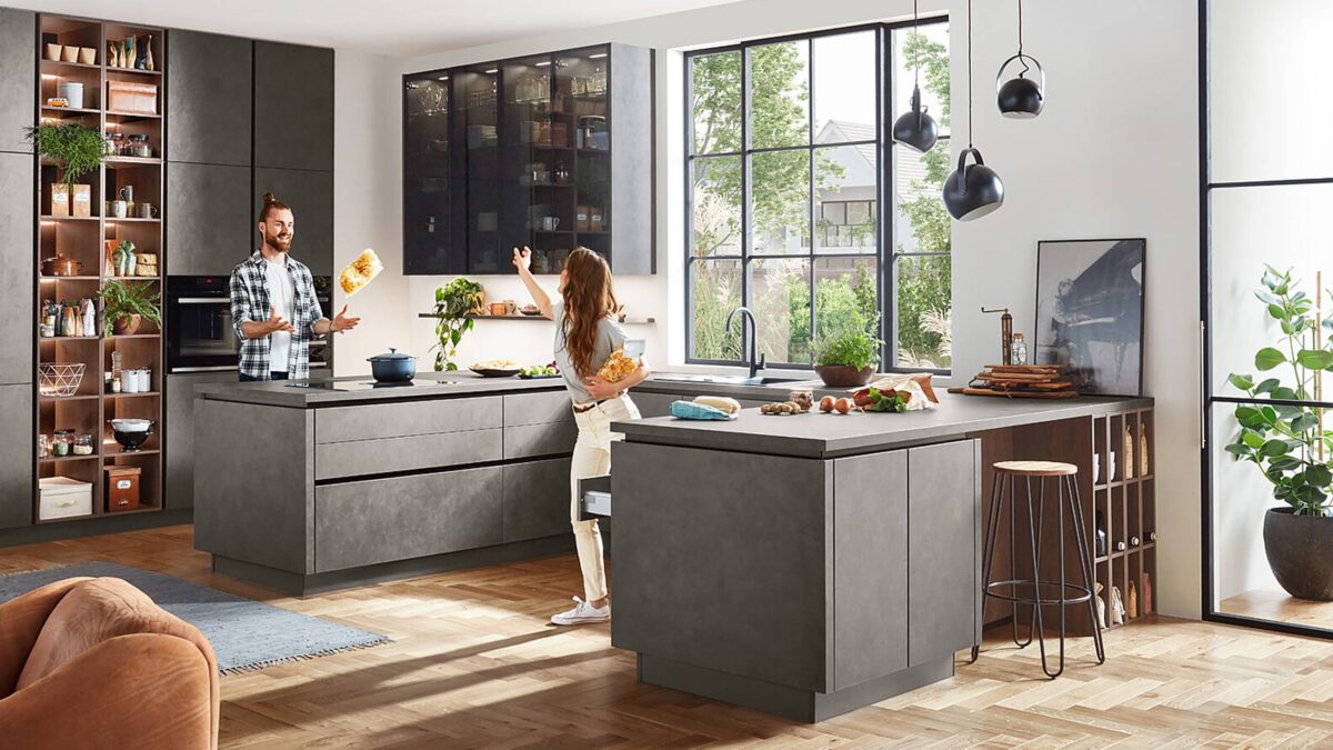 mann und frau in einer nobilia line n küche aus der serie riva in beton terragrau