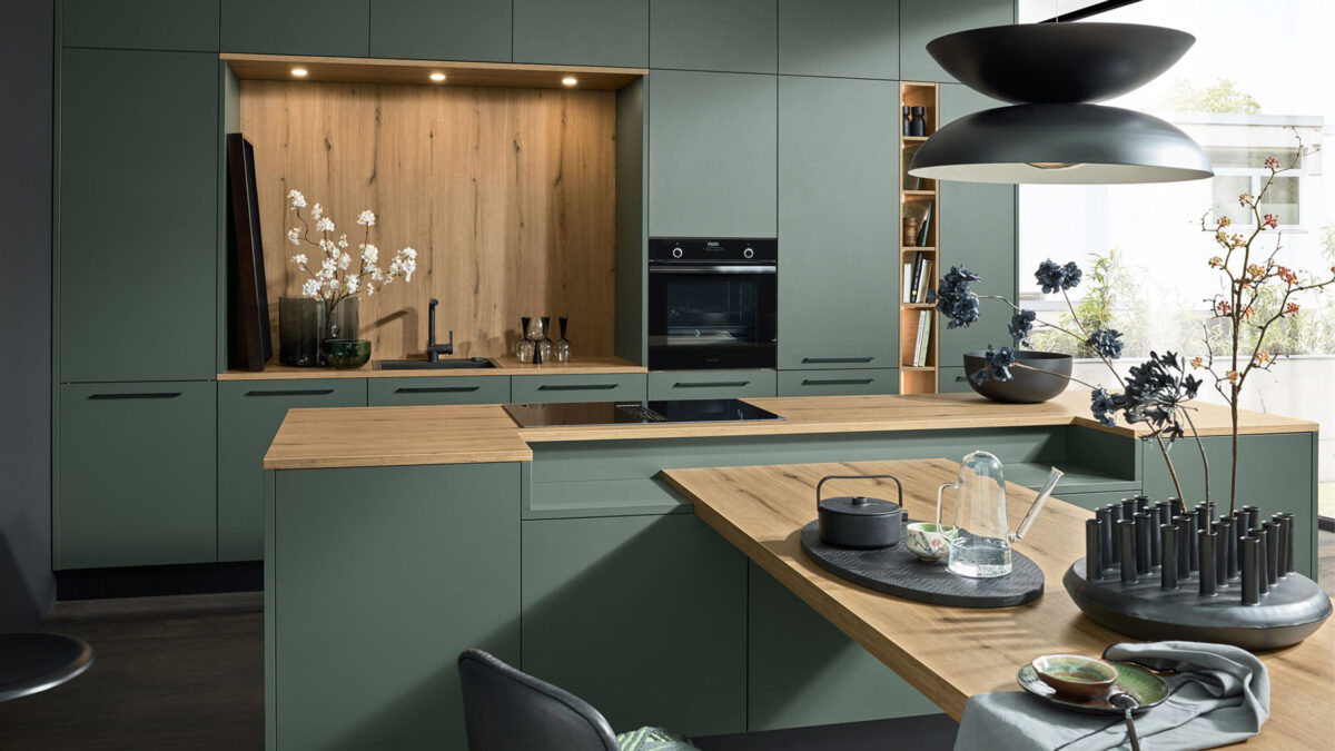 moderne nolte küche in matt grün mit holz arbeitsplatte