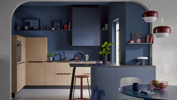 moderne häcker küche in blau und holzoptik