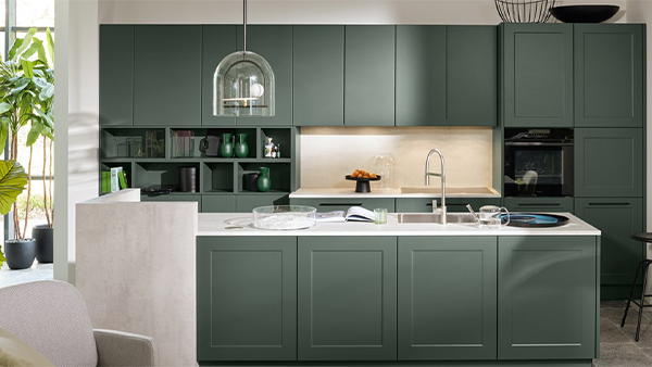 nolte küche mit kochinsel in blaugrün mit weißer arbeitsplatte