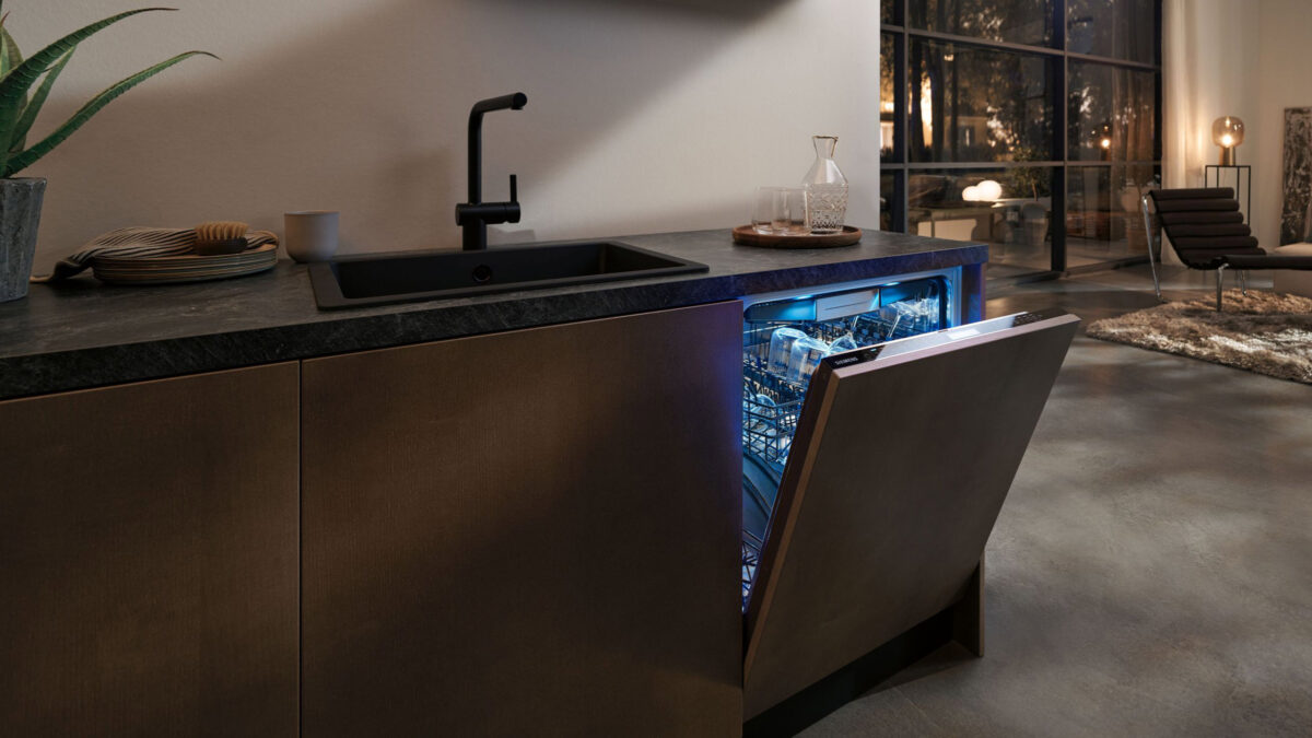 vollintegrierter siemens geschirrspüler iq700 mit emotionLight in einer offenen wohnküche