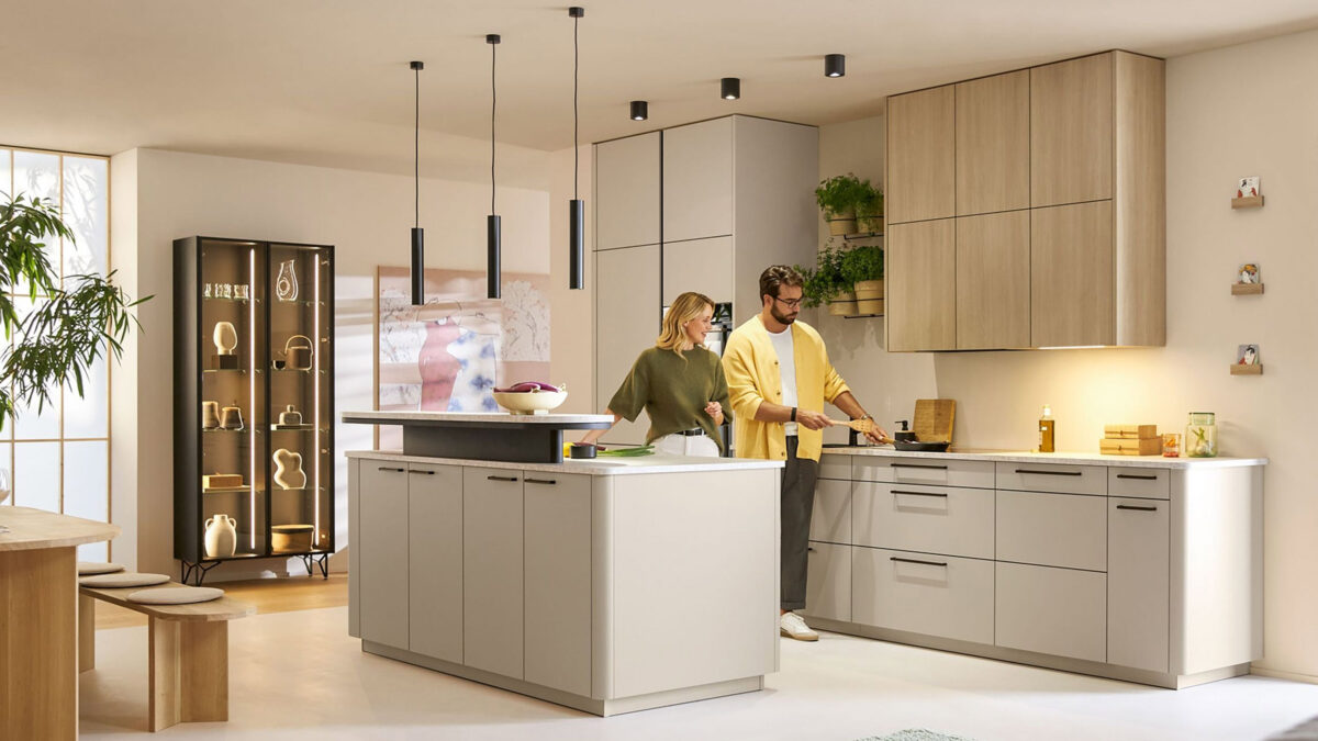 paar steht in einer schüller küche und kocht