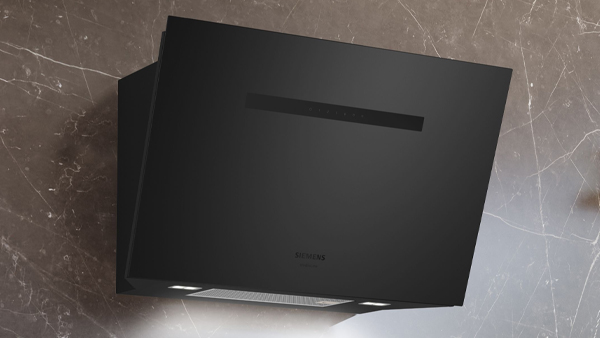 siemens iq700 kopffrei-wand-dunstabzugshaube in mattschwarz vor einer nische in steinoptik